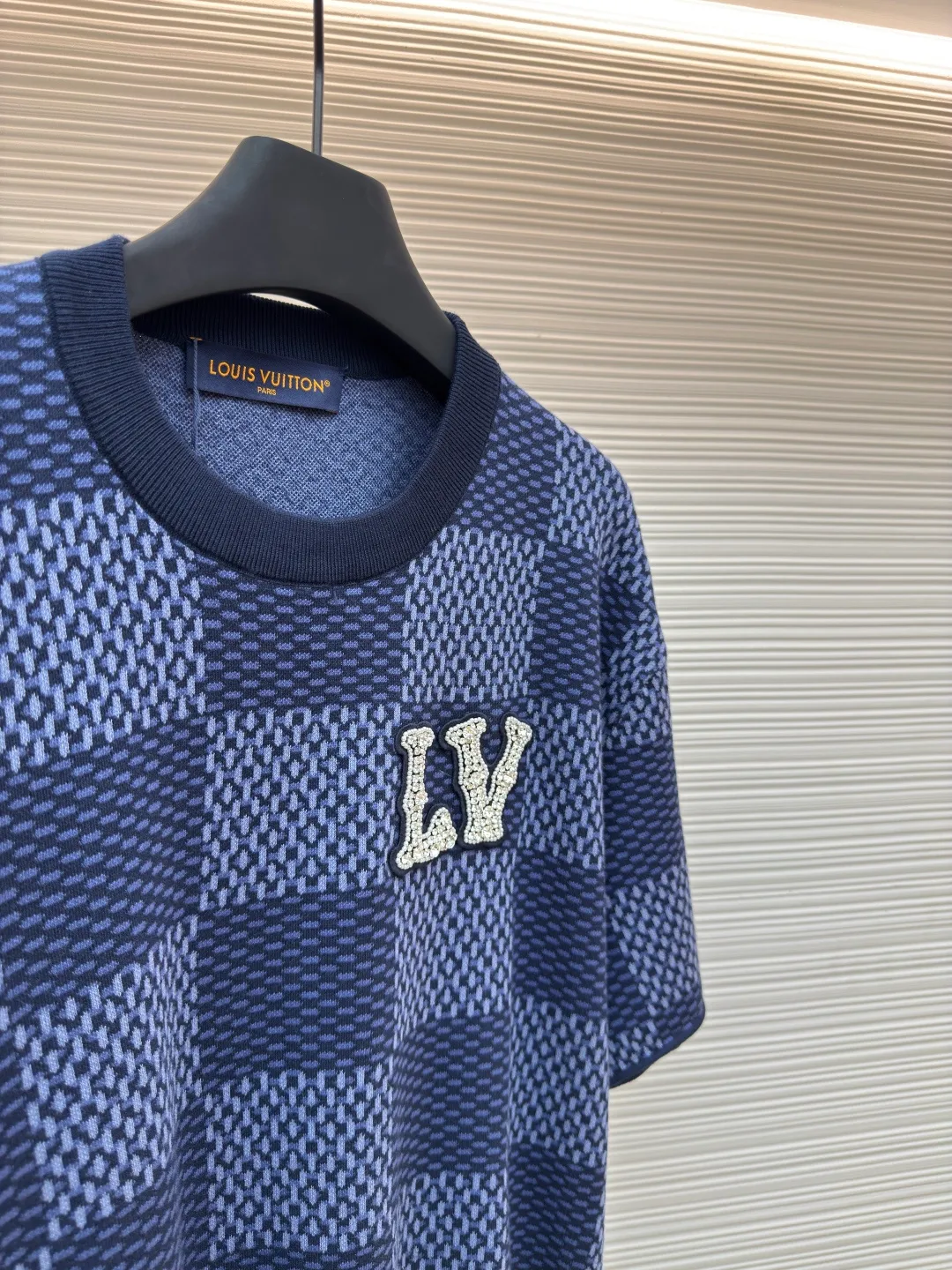 LOUIS VUITTON plaid beaded woolen short sleeves ●Authentic product: purchased and developed at 11400 ●Item number: 1680086-B05 ●Fabric: wool fabric ●Technology: knitting ●Version: fitted version ●Weight: about 330 grams ●Size: XS-S-M-L ●Description: The wool material is made of 100% fully combed cotton yarn, and the fabric piece is woven using a Stoll 16-needle ultra-fine machine imported from Germany worth 47W. It is woven at a parallel and even speed with reference to the original three-color jacquard structure. Each piece takes 270 minutes. During the weaving, 7 sand spits are used to alternately knit back and forth. The number of knitting rows for a single front garment hanging wool is as high as Line 6352... Only after random inspection can we carry out seam selection, washing, and hand-ordering of the original main label, wash mark, details down to the height of the wash mark, stitching method, and final ironing. Only after a general inspection can we package and ship. It is not like those ordinary computerized flat knitting machines. In order to rush the goods, the speed is turned to the limit, and the stitches of the knitted garments are different in size, code, and patterns. The overall wiring is straight and delicate, the fabric is comfortable and soft, and the color is consistent without color difference. It can be matched with the same style to create a fashionable look and control various occasions. Customized accessories, complete with three standards, same style for men and women!